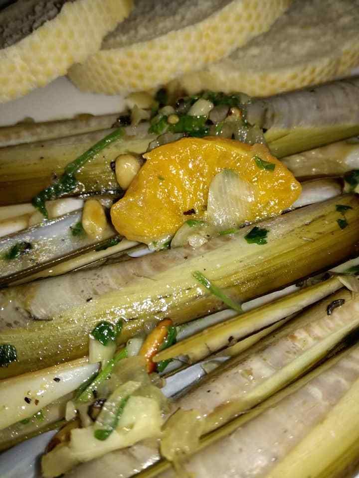 poelée de couteaux , persillade , clémentines,sauce soja et pignons de pin