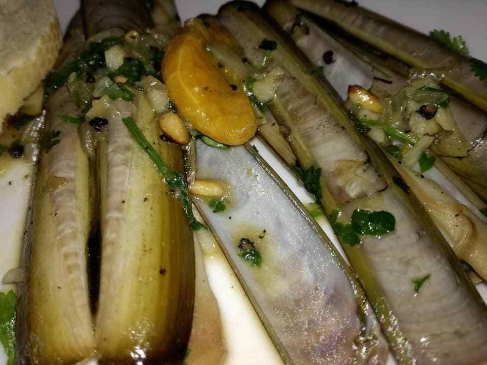 poelée de couteaux , persillade , clémentines,sauce soja et pignons de pin