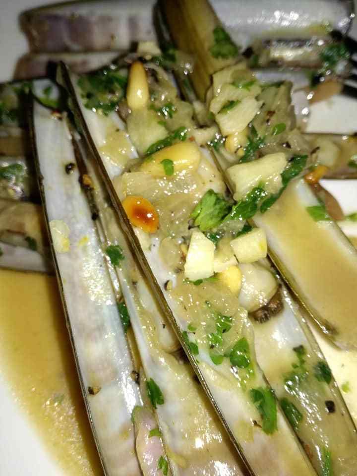 poelée de couteaux , persillade , clémentines,sauce soja et pignons de pin