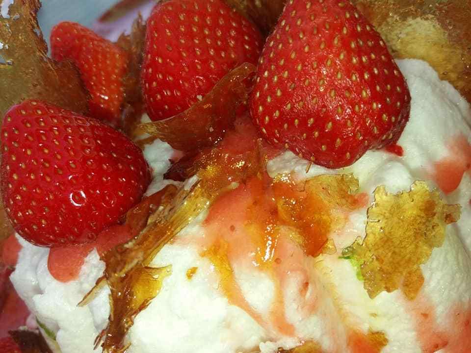 ile flottante aux zeste de citron vert coulis de fraises tuiles caramel 