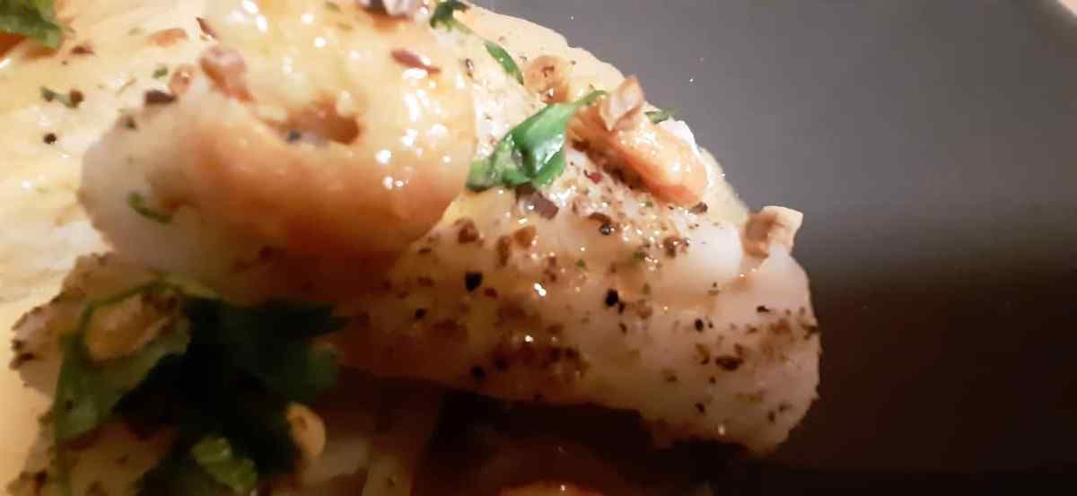 cabillaud sauce aux crevettes éclats de noisettes 