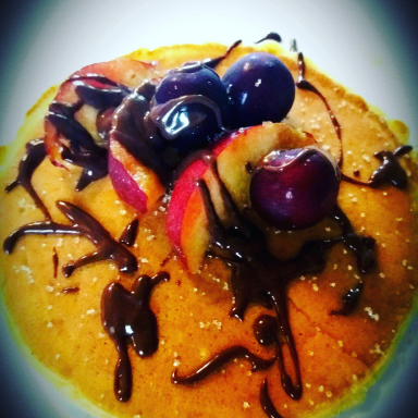 Pancakes aux fruits de saison coulis de chocolat