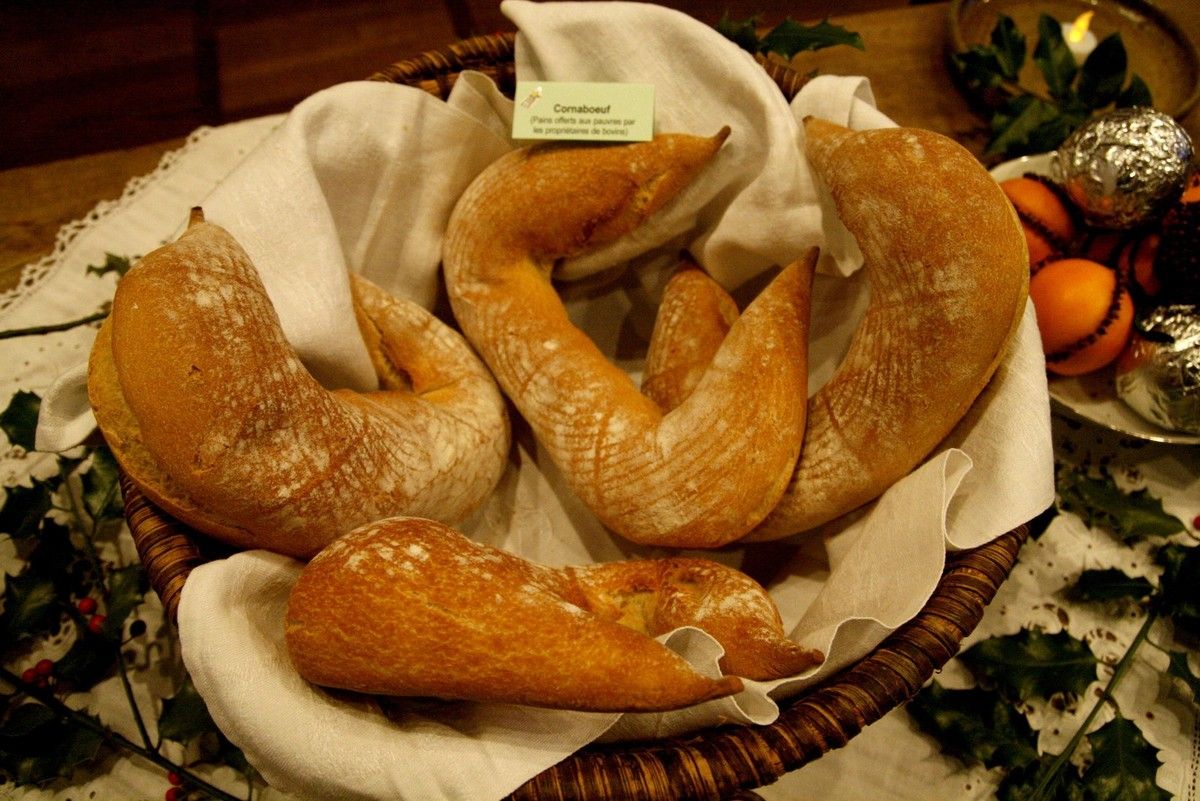 Les cornues, brioche ou pain en forme de cornues étaient bénies à la mese de noël et partgagés par les fidèles.