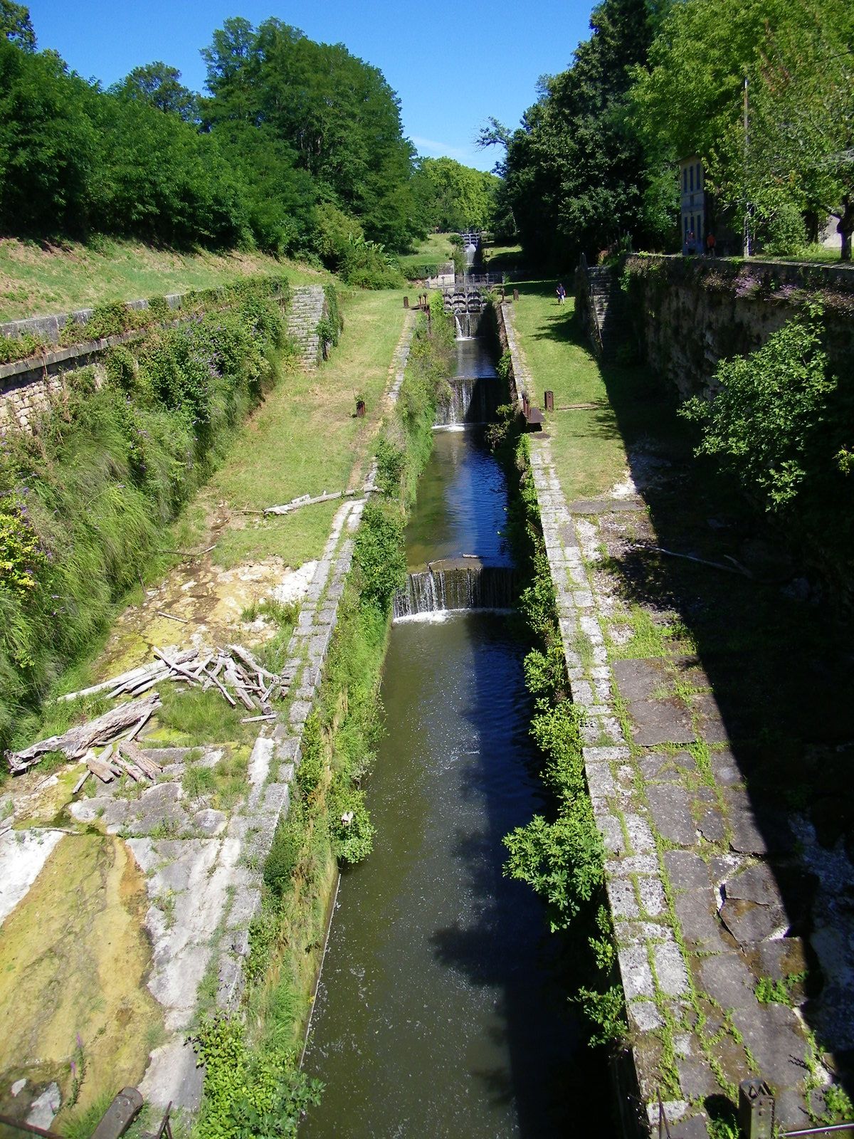 Canal de la Dordogne à Tuilières et son exceptionnel escalier de six écluses. (Ph. BS)