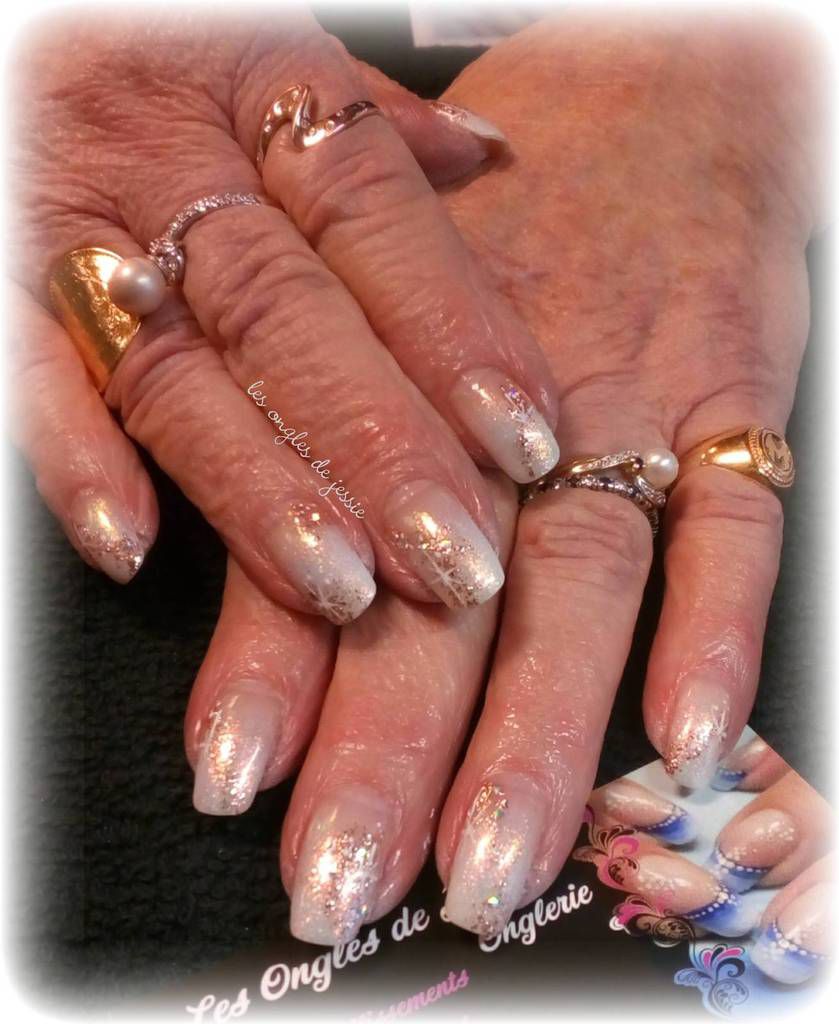 french blanche babyboomer paillettes d'or pour les fêtes - ongles longs ou courts
