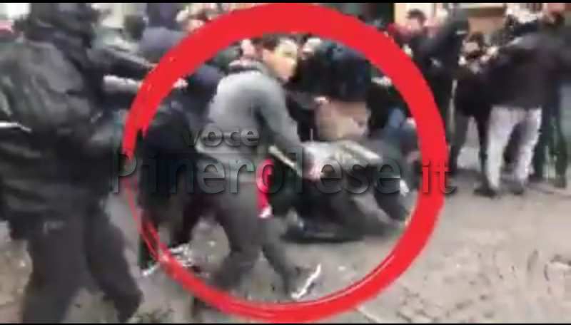 delinquenti comunisti attaccano carabiniere