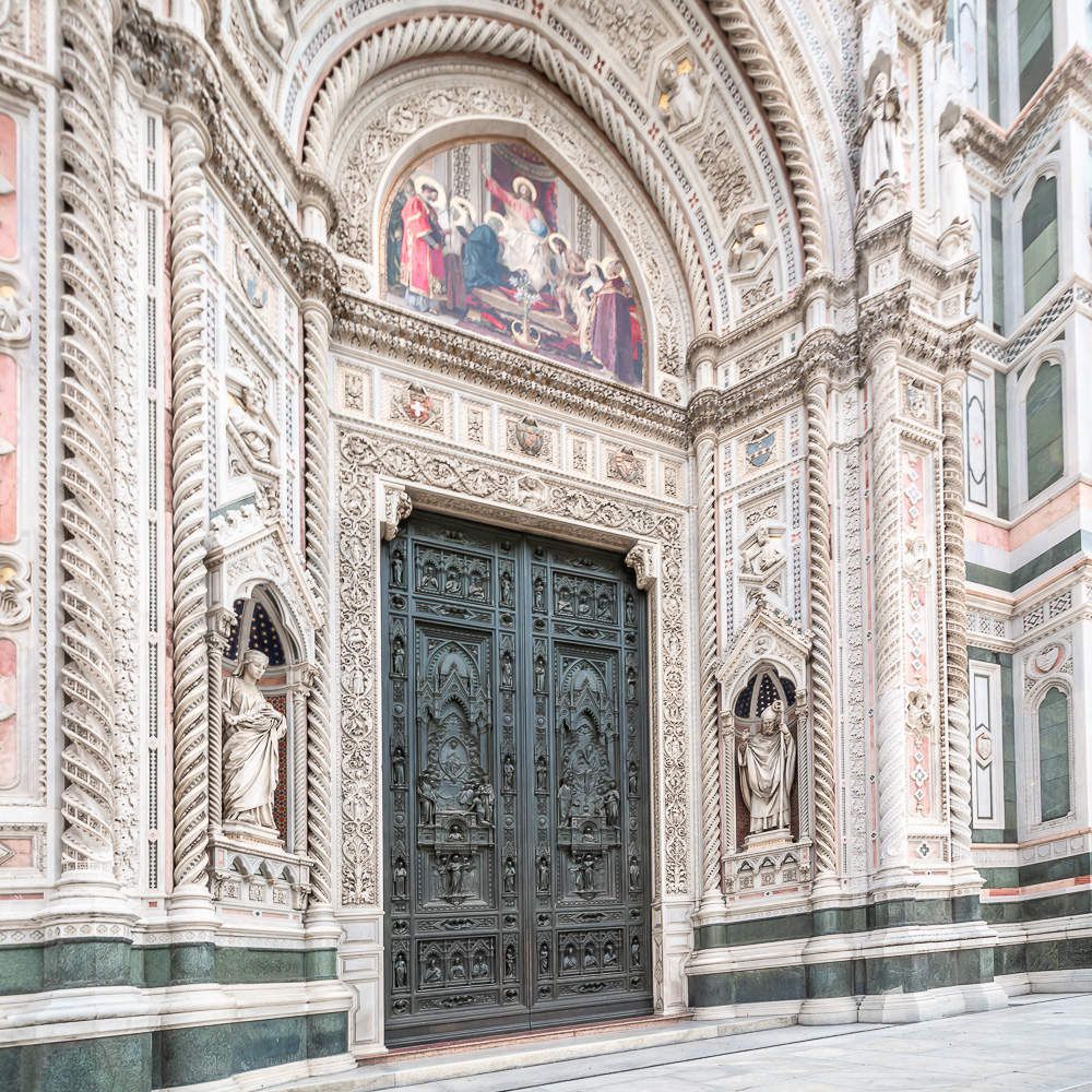 Les portes des sacristies sont décorées de bas reliefs en bronze et surmontées de mosaïques représentant l'Ascension à droite et la Résurrection à gauche