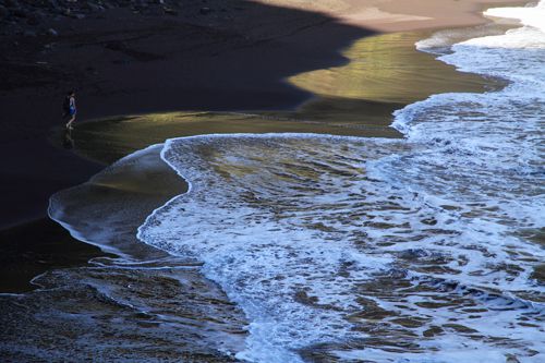 Plage de Nogales, au pied d'une immense falaise. Grosses vagues et courants ne permettant pas très souvent la baignade. Mais sur cette plage très familiale où il y a toujours très peu de monde, on y a la sensation d'etre comme un naufragé ayant débarqué sur une île déserte...