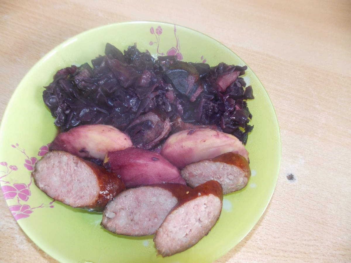 Chou Rouge Aux Pommes Et Saucisses De Montbéliard Chou rouge aux pommes et aux saucisses de Montbéliard - Les Recettes de