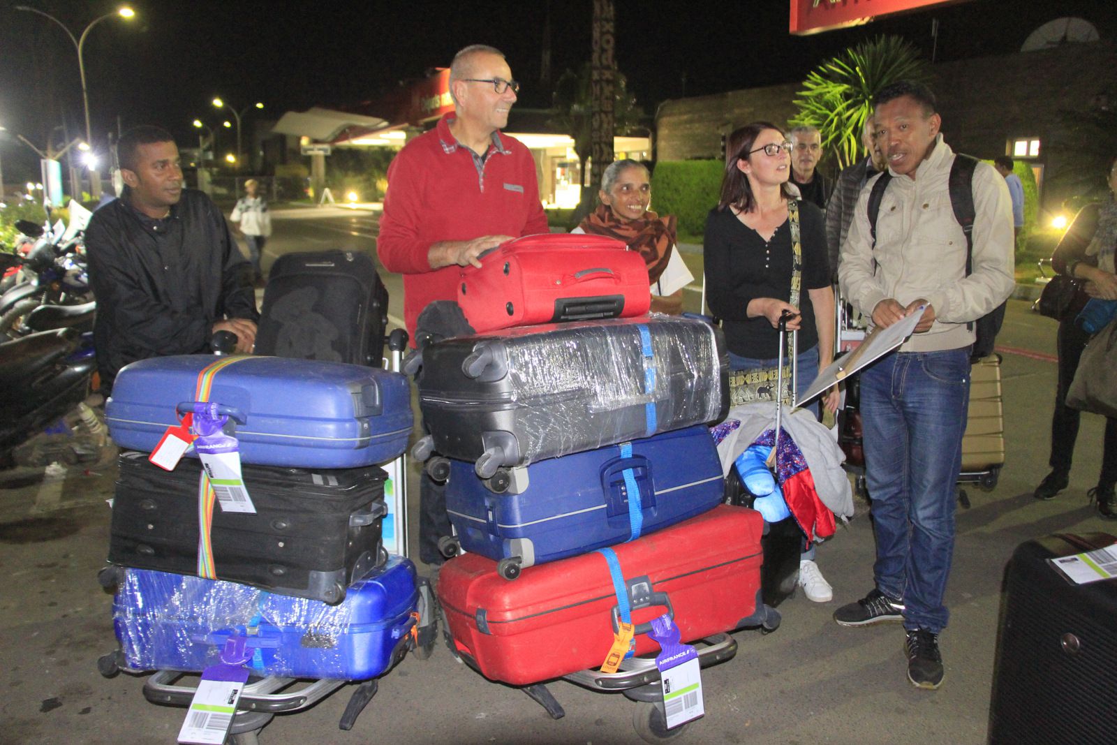 A l'arrivée à Tananarive, beaucoup d'humanitaire dans nos bagages.
