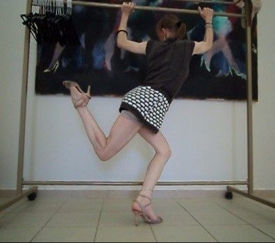 Jolies jambes de sauterelle gaie, cuisse de grenouille, gambettes de travestie célibataire dans la ville des Papes