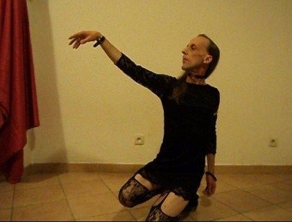 petite travestie soubrette silhouette très fine, mince, visage imberbe, homosexualité nord des Bouches du Rhône