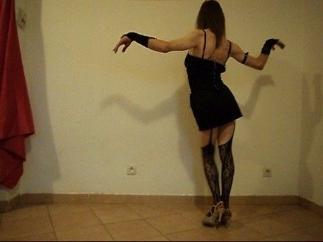 Belle travestie du Vaucluse, taille S, 1m60 pour 45kg, joli petit cul qui aime danser. Blog littérature & danse Avignon