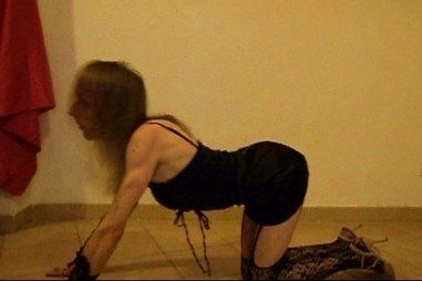 Tenue exigée! Danse tantrique: travestie en levrette artiste-soubrette, gay sudiste et position dansée du kamasutra