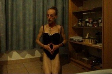 Méditation d'une esclave: servante à genoux, soubrette masculine, punition et récompense dans le boudoir gay