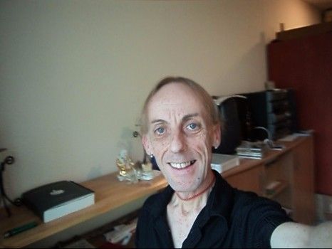 Chemisette noire élastique spiral ras du cou mode selfie beaux yeux bleus exhiber mes piercings de garçonne