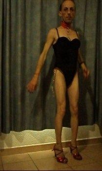 Album soubrette tenue en laisse, collier bdsm, chaussures femme talons hauts, rencontre littéraire, relation épistolaire