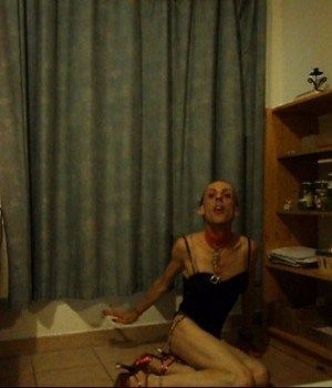 Jeu de séquestration, fringue féminine, mise en scène et théâtre gothique bdsm: mise au point et mise à nu