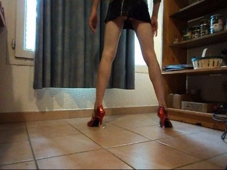 Mini jupes et robes ultra courtes, du simili cuir pour une tendance queer, photos à ras les fesses, eunuque Vaucluse