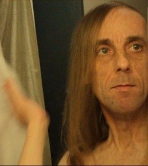 Une seconde chance deuxième naissance, portrait selfie visage blond beaux yeux bleus homosexuel efféminé quadragénaire
