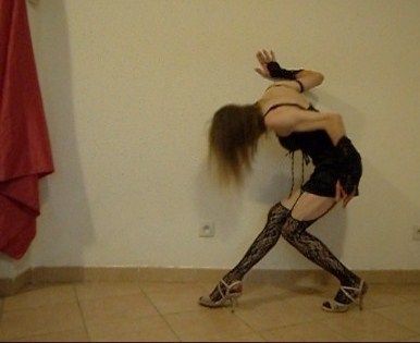 Expo gothique impro style roman noir acte rituel fétich Le Mystère Victor. Tango danse contemporaine you go girl