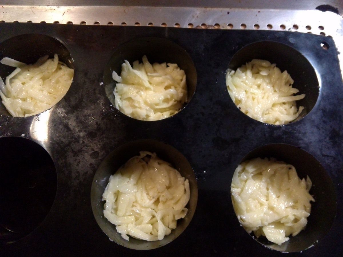 Nid de râpé de pommes de terre à  l'oeuf façon muffin
