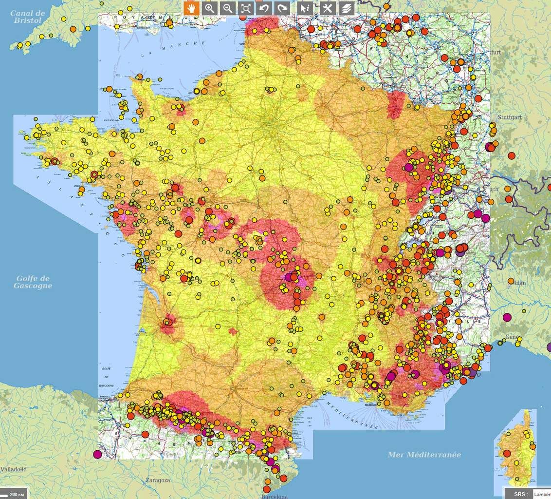 La terre a tremblé, lundi 11 novembre, en Ardèche. Il s'agit du 9e séisme de magnitude supérieure à 5 sur l'échelle de Richter enregistré en France métropolitaine depuis 1980.Quatre blessés, d'importants dégâts au Teil, en Ardèche... Un séisme de magnitude 5,1 sur l'échelle de Richter a frappé, lundi 11 novembre, la vallée du Rhône. Si le phénomène n'est pas inédit, cet événement reste relativement rare. Comme le montre notre carte réalisée à partir des données du Rénass (Réseau national de surveillance sismique), il s'agit du neuvième tremblement de terre d'une magnitude supérieure à 5 enregistré en France métropolitaine depuis 1980. >> Suivez les dernières informations sur le séisme dans notre direct. Si quelque 600 séismes se produisent en France tous les ans, seules dix à quinze secousses sont ressenties par la population. Et elles concernent la plupart du temps l'Alsace, la région Midi-Pyrénées, le littoral méditerranéen et les Alpes. Sur cette carte, vous pouvez voir tous les séismes d'une magnitude supérieure à 4,5 sur l'échelle de Richter survenus depuis 1980. Ceux supérieurs à 5 sont indiqués en rouge. Si vous consultez cette carte sur mobile, vous pouvez zoomer et cliquer sur les points pour avoir le détail des communes concernées.