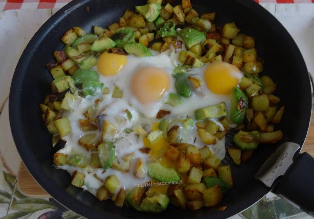 avocat, oeufs, pommes de terre, poêlée, avocat chaud, avocat cuit 