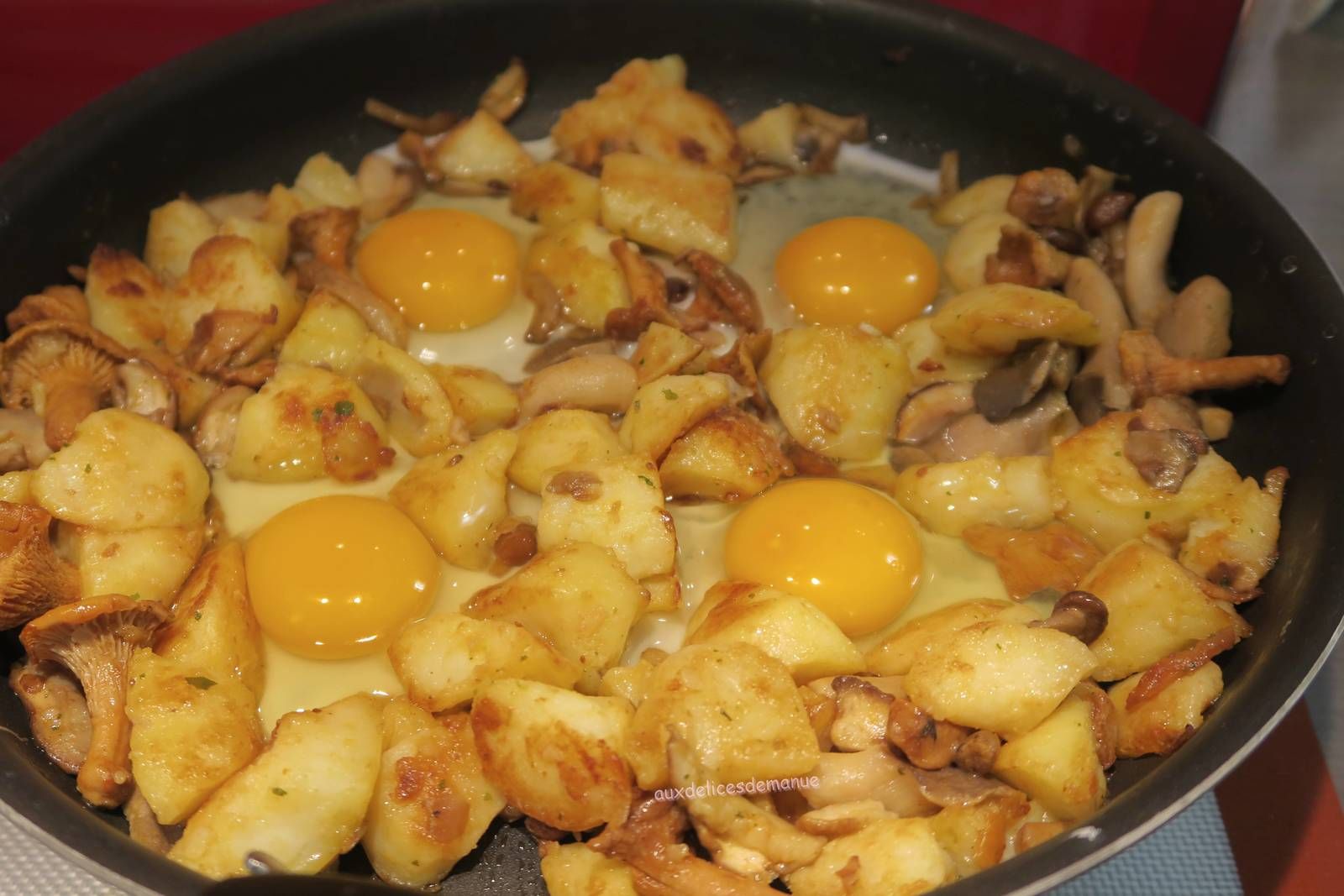 Poêlée de pommes de terre et champignons à la forestière, aux œufs -  auxdelicesdemanue