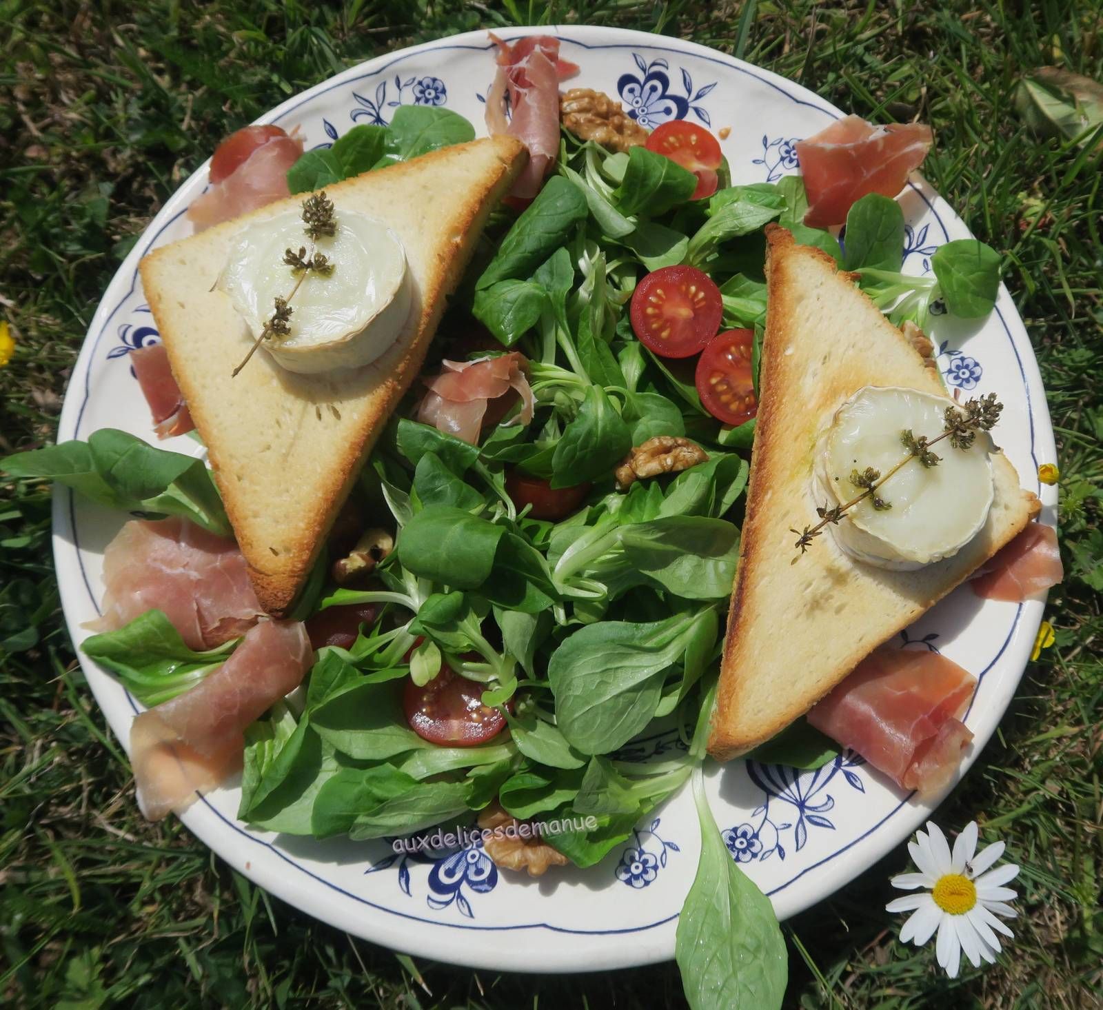 salade, salade composée, mâche, prosciutto, jambon de Parme, chèvre, toasts, tomates, tomates cerises 