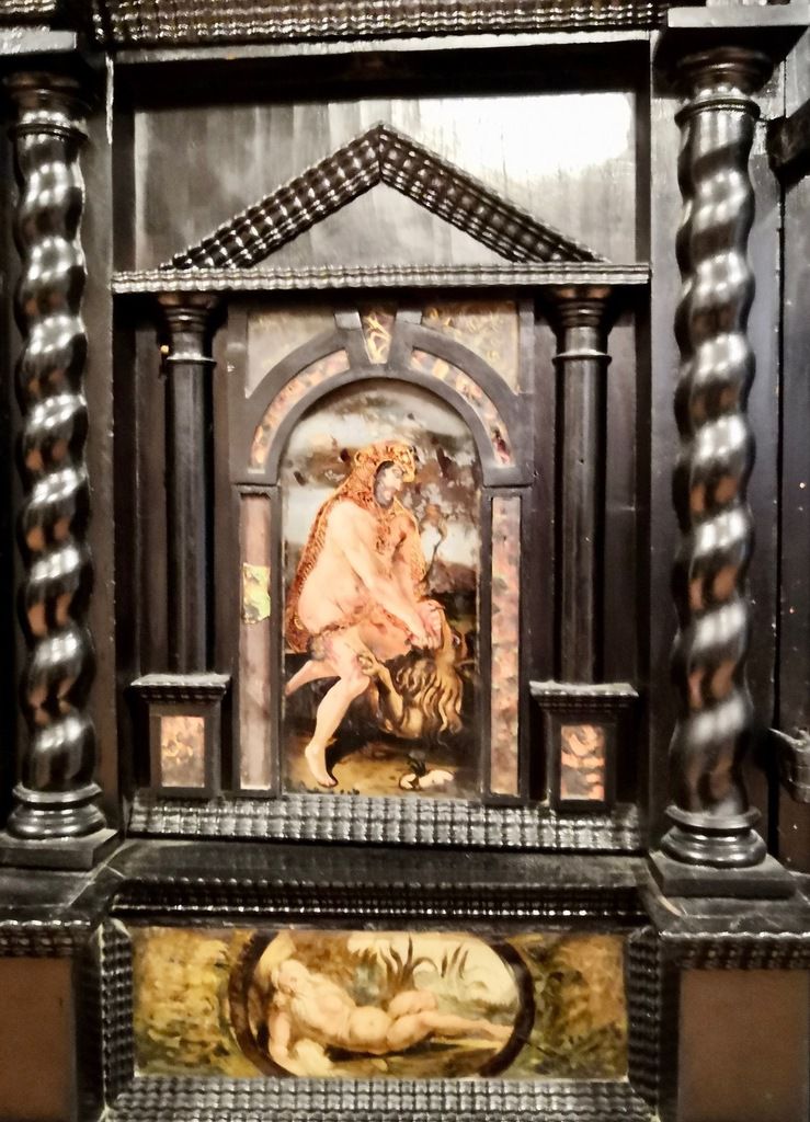 Manifattura siciliana (secolo XVII, XVIII, fine — inizi), Stipo con vetri dipinti raffiguranti episodi dell'Orlando Furioso. Abete, noce ebanizzato, vetro dipinto e dorato, cm 70 x 115.