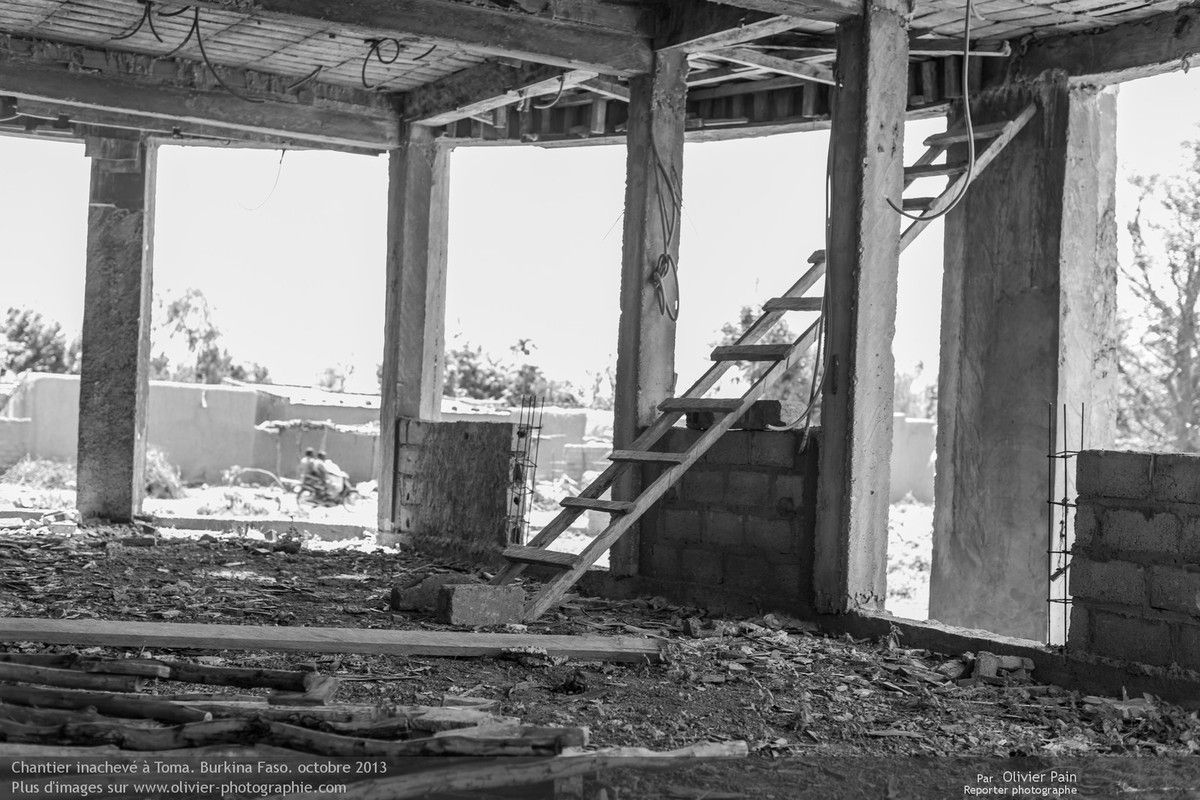 Photo : Le chantier d'une nouvelle mairie à Toma. Un chantier abandonné.