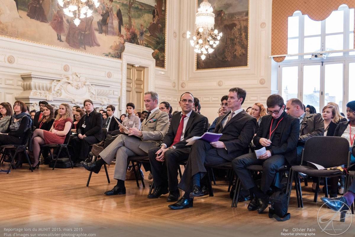 La cérémonie d'ouverture, à la mairie de Tours dans la salle des mariages. Reportage pour l'association étudiante MUNTO à Tours.