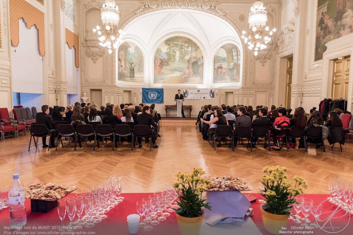 La cérémonie d'ouverture, à la mairie de Tours dans la salle des mariages. Reportage pour l'association étudiante MUNTO à Tours.