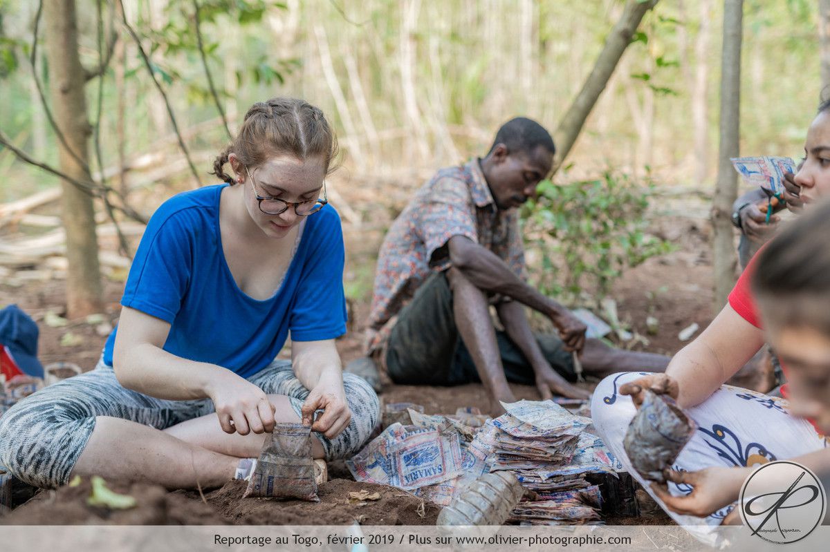 Nos jeunes en train de remplir les cas plastiques de terre et terreau.