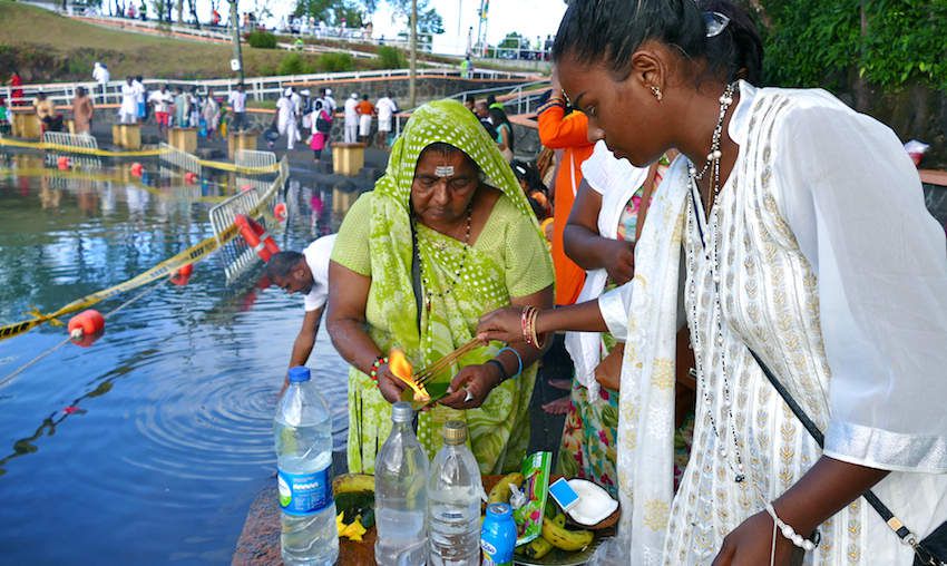 Les pénitents du Mahashivaratree à Maurice, ramènent de l'eau sacrée.