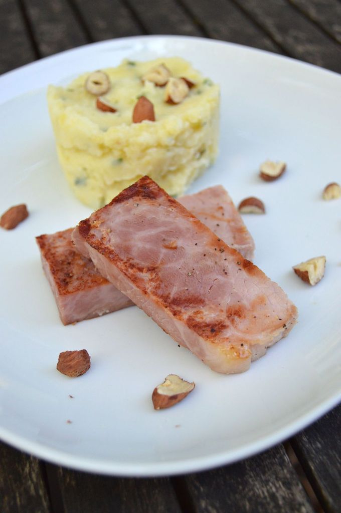 Jambon grillé à la plancha, purée aux herbes et noisettes grillées -  Mignardises and co