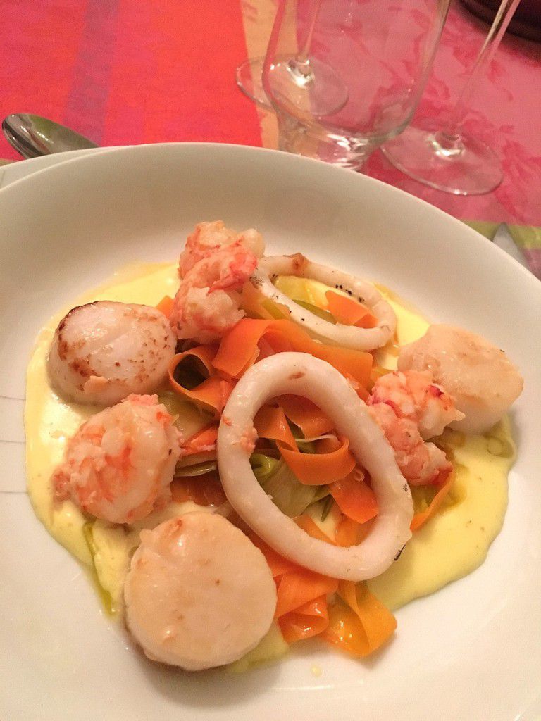 Saint-Jacques, crevettes et calamar grillés, sauce au parmesan et fondue de  légumes - Mignardises and co