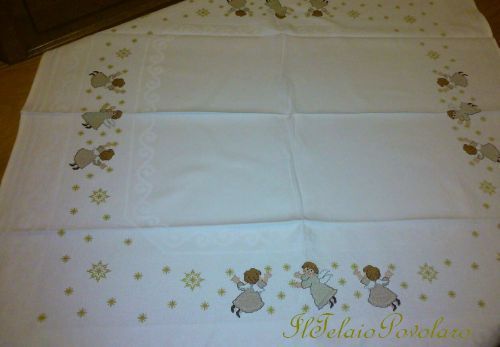 Angioletti, stelle e fiocchi di neve, a punto croce ... per una tovaglietta che sa di festa