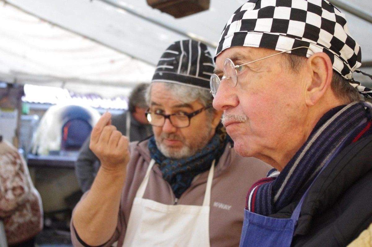 verger potirons           Bonjour,   nous avons eu du beau temps pour le repas des adhérents, qui sont venus très nombreux déguster notre excellente soupe au potiron et partager les petits plats qu'ils avaient confectionnés, ci jointes quelques photos de cette bonne journée au verger.