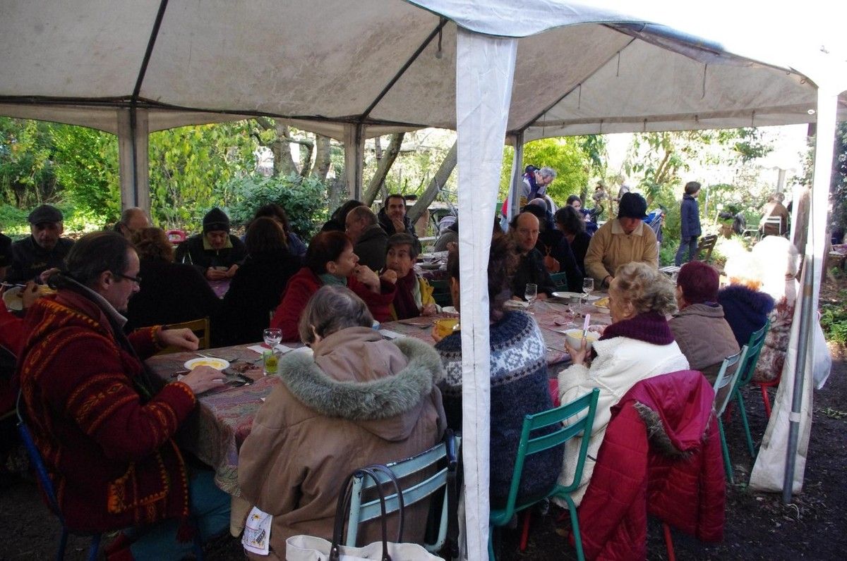 verger potirons           Bonjour,   nous avons eu du beau temps pour le repas des adhérents, qui sont venus très nombreux déguster notre excellente soupe au potiron et partager les petits plats qu'ils avaient confectionnés, ci jointes quelques photos de cette bonne journée au verger.