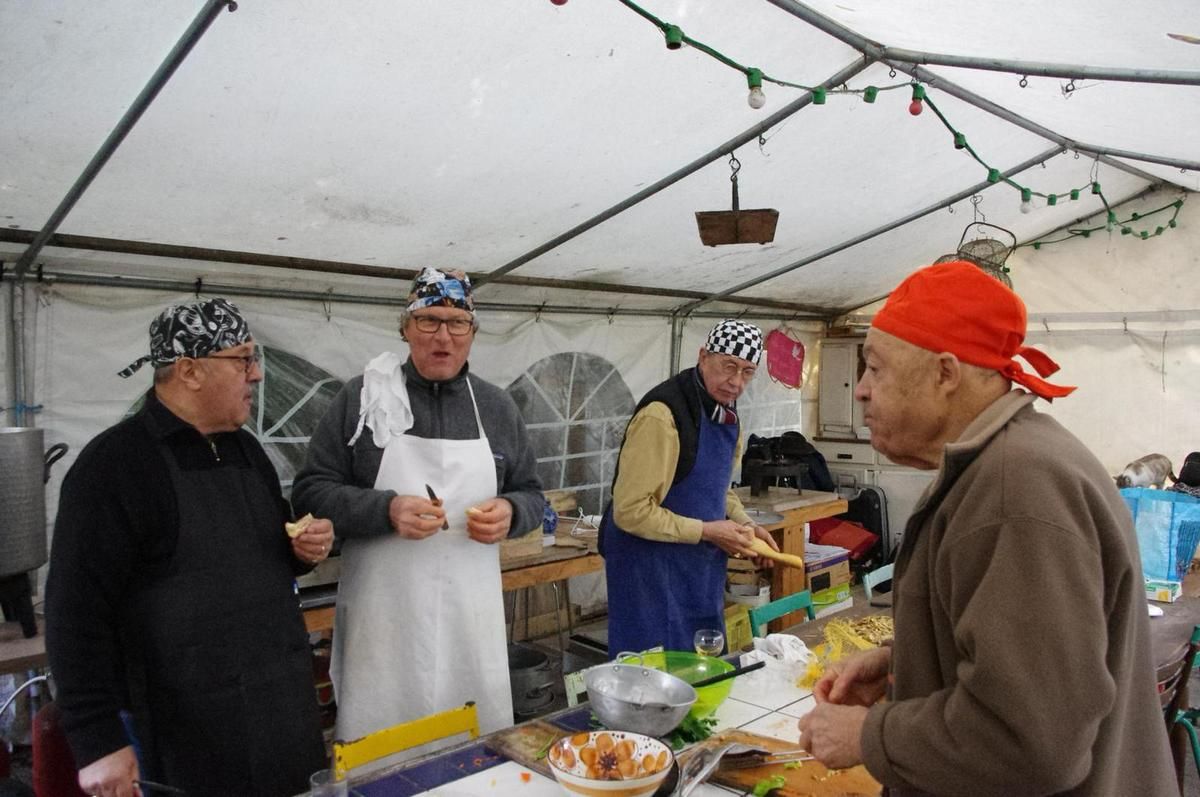verger potirons           Bonjour,   nous avons eu du beau temps pour le repas des adhérents, qui sont venus très nombreux déguster notre excellente soupe au potiron et partager les petits plats qu'ils avaient confectionnés, ci jointes quelques photos de cette bonne journée au verger.