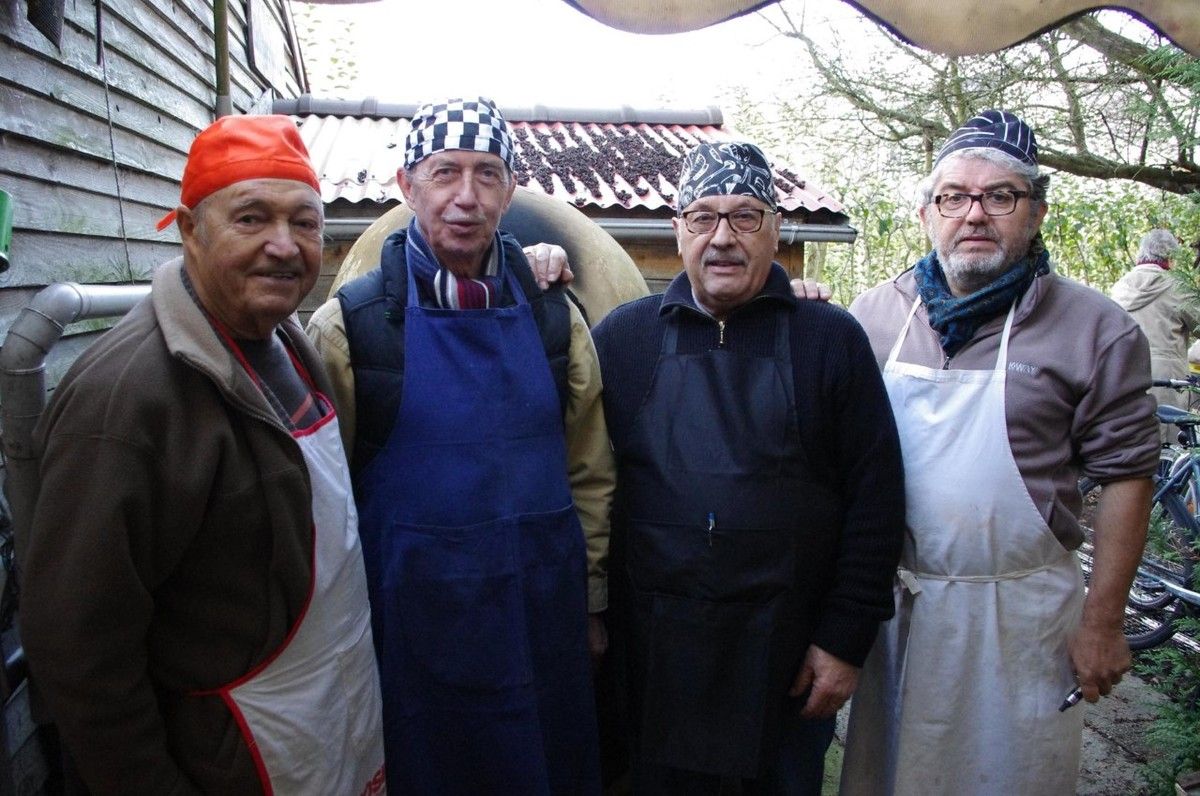 verger potirons           Bonjour,   nous avons eu du beau temps pour le repas des adhérents, qui sont venus très nombreux déguster notre excellente soupe au potiron et partager les petits plats qu'ils avaient confectionnés, ci jointes quelques photos de cette bonne journée au verger.