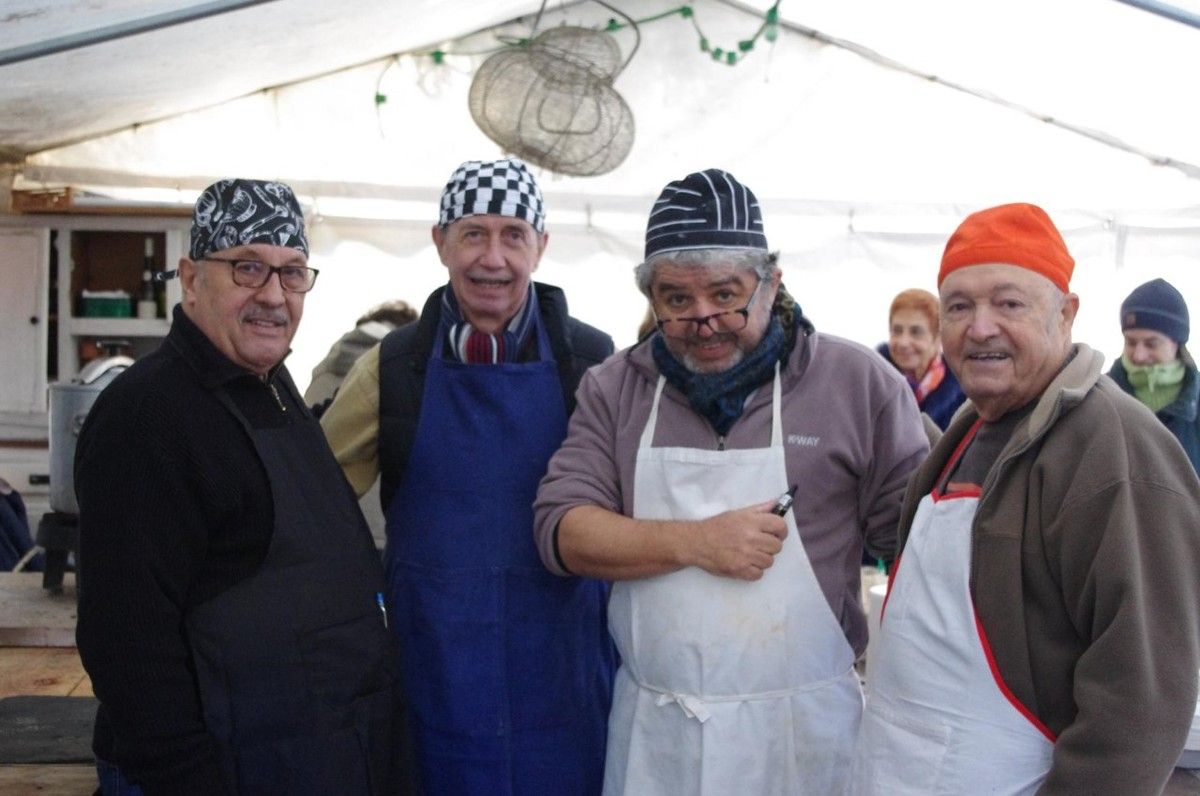verger potirons           Bonjour,   nous avons eu du beau temps pour le repas des adhérents, qui sont venus très nombreux déguster notre excellente soupe au potiron et partager les petits plats qu'ils avaient confectionnés, ci jointes quelques photos de cette bonne journée au verger.