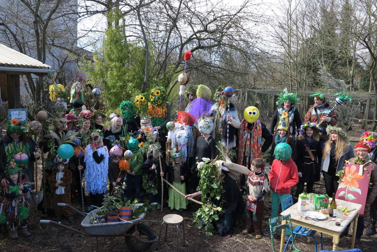 touff'ensemble et son carnaval avec LA  Fanfare Invisible a déambulé dans Fontenay samedi après midi sous un grand soleil de printemps ! un grand merci à tous les participants pour cette bonne humeur,et j'espère, la plus contagieuse 