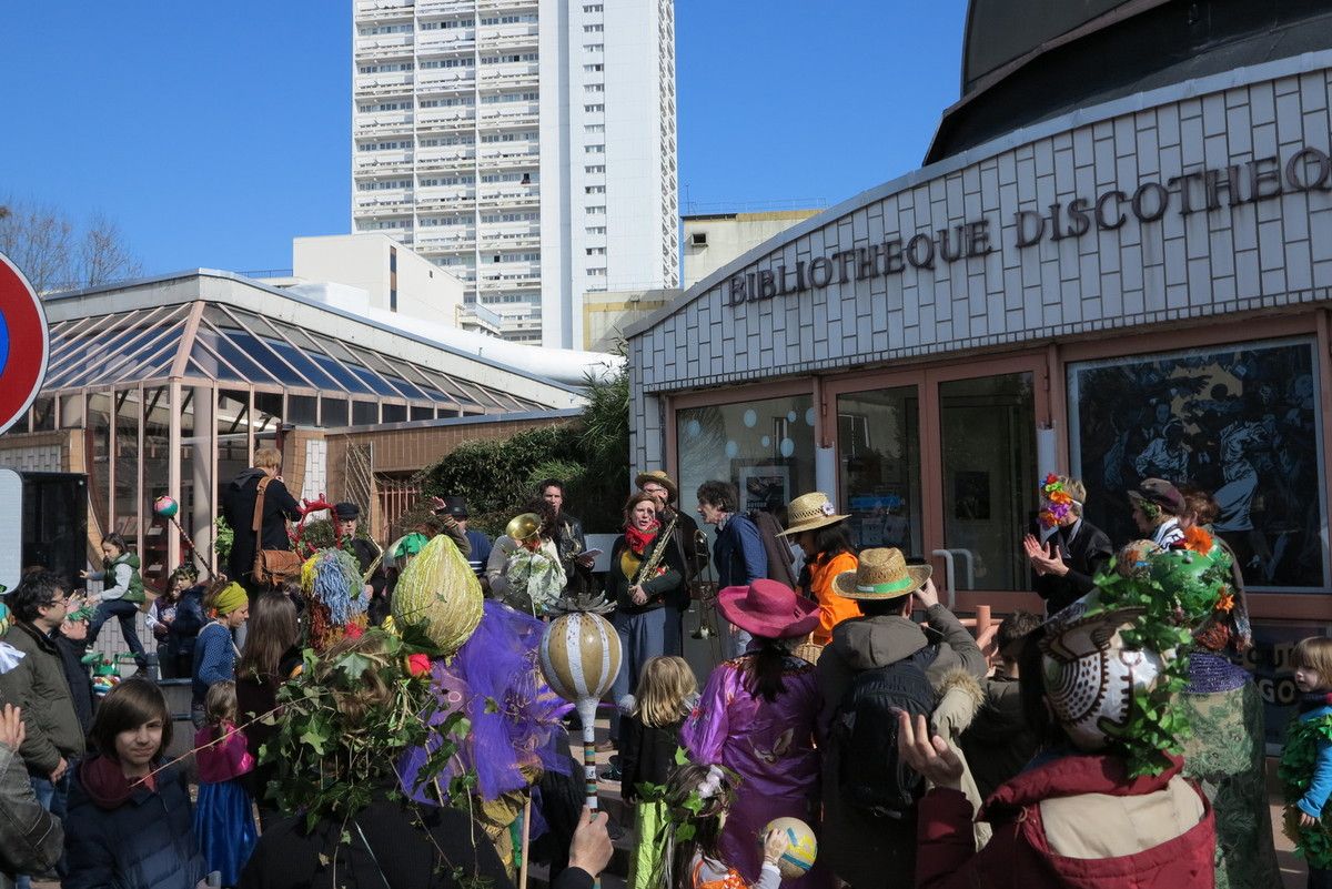 touff'ensemble et son carnaval avec LA  Fanfare Invisible a déambulé dans Fontenay samedi après midi sous un grand soleil de printemps ! un grand merci à tous les participants pour cette bonne humeur,et j'espère, la plus contagieuse 