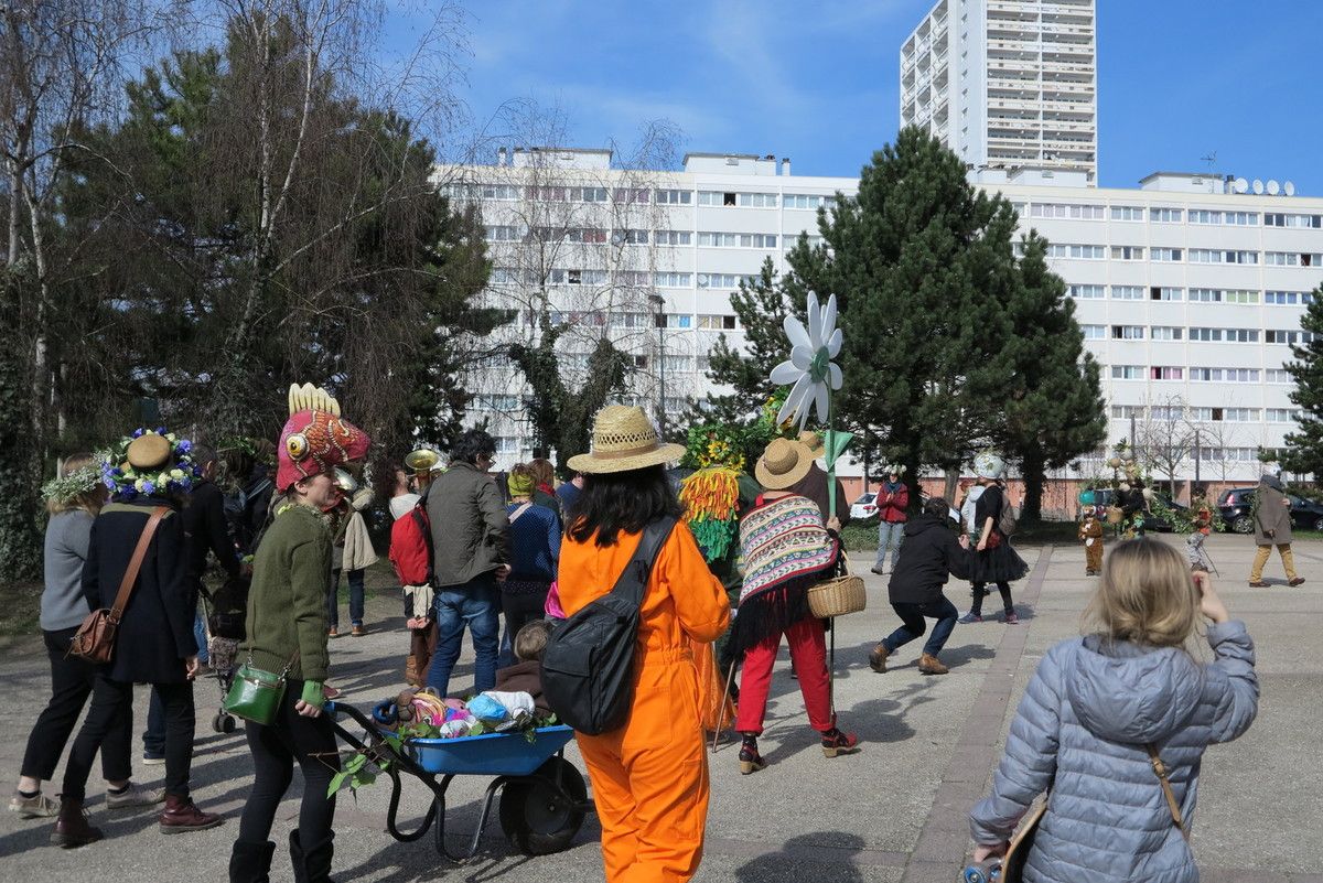 touff'ensemble et son carnaval avec LA  Fanfare Invisible a déambulé dans Fontenay samedi après midi sous un grand soleil de printemps ! un grand merci à tous les participants pour cette bonne humeur,et j'espère, la plus contagieuse 