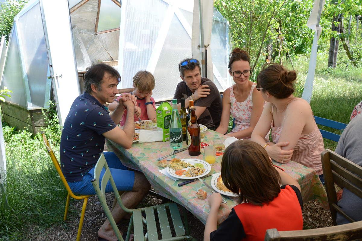 Vous êtes les bienvenus le 26 et 27 mai au verger ! ambiance guinguette !Restauration cuisine maison et vente de confitures ,ateliers apiculture ,permaculture ,arbres fruitiers,compostage etc ...