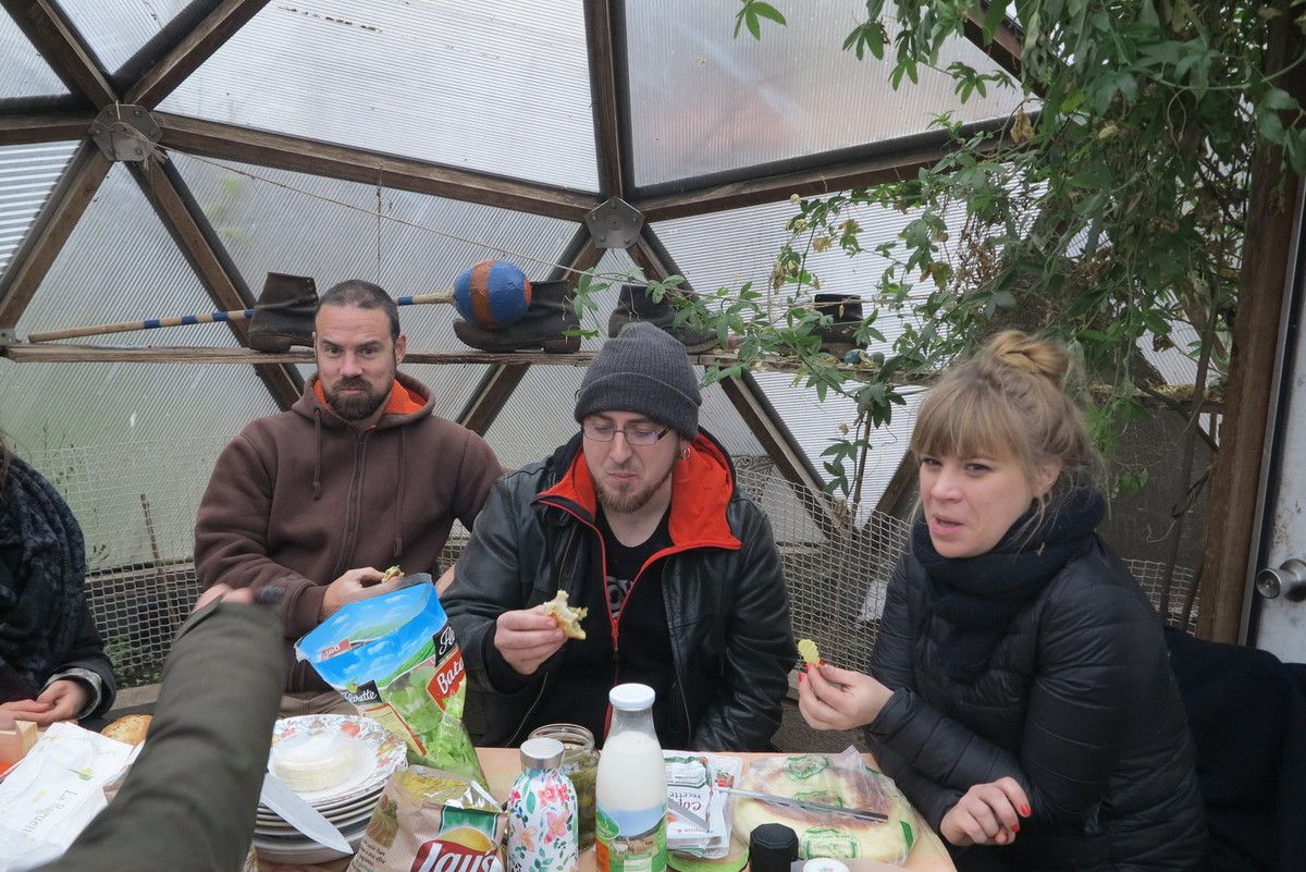 bienheureux de casse--croûter au chaud dans la serre autour d'Aline Romain et Célian  !bonnes fêtes !