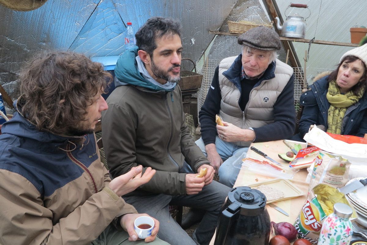 bienheureux de casse--croûter au chaud dans la serre autour d'Aline Romain et Célian  !bonnes fêtes !